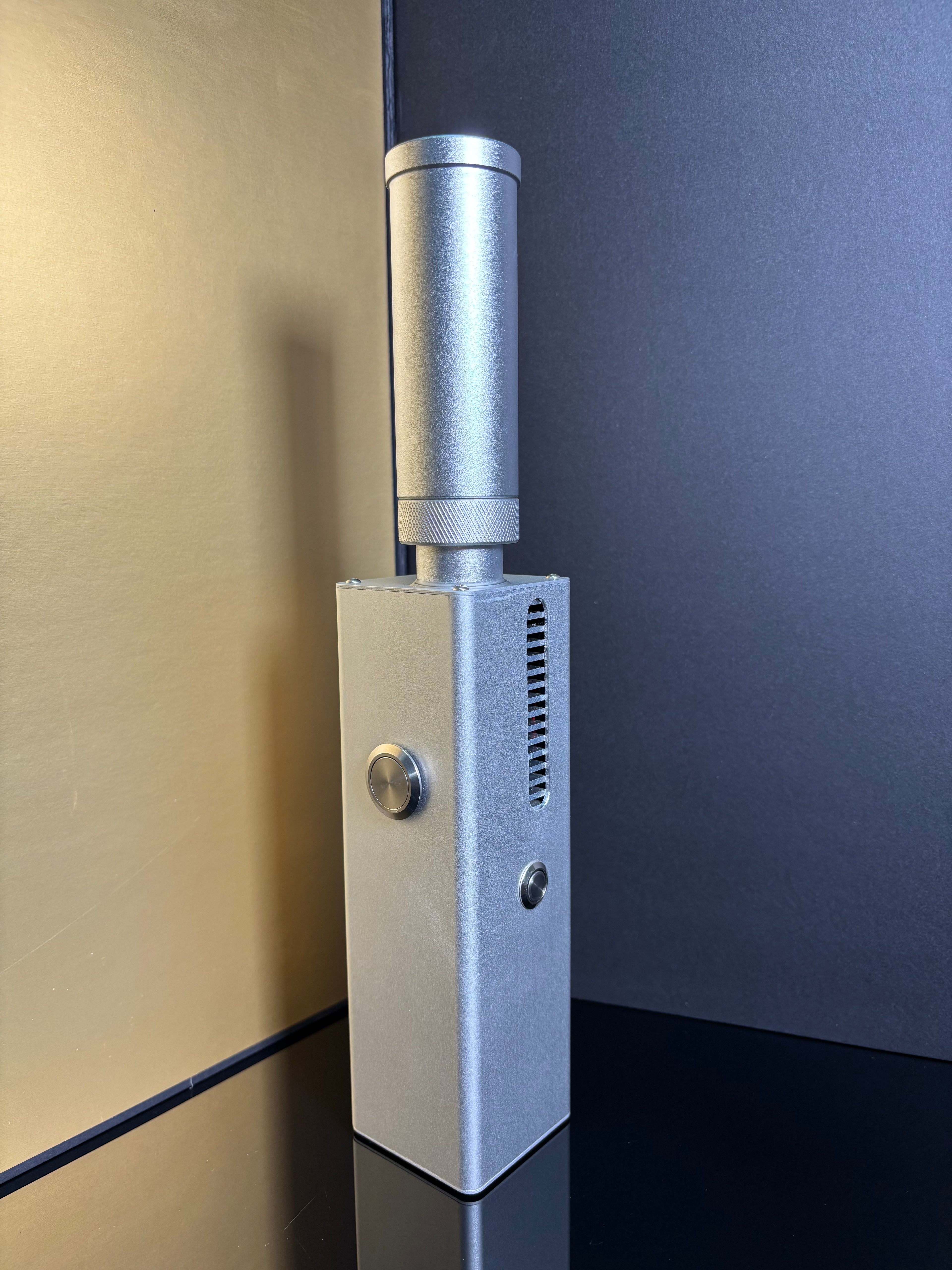 YZ130-02 DIY Laser Cannon. Handheld 130W (Battery DC 16.8V 5Ah; Wavelength 974). Range 15 m. Battery life 5 years, with fast charging.