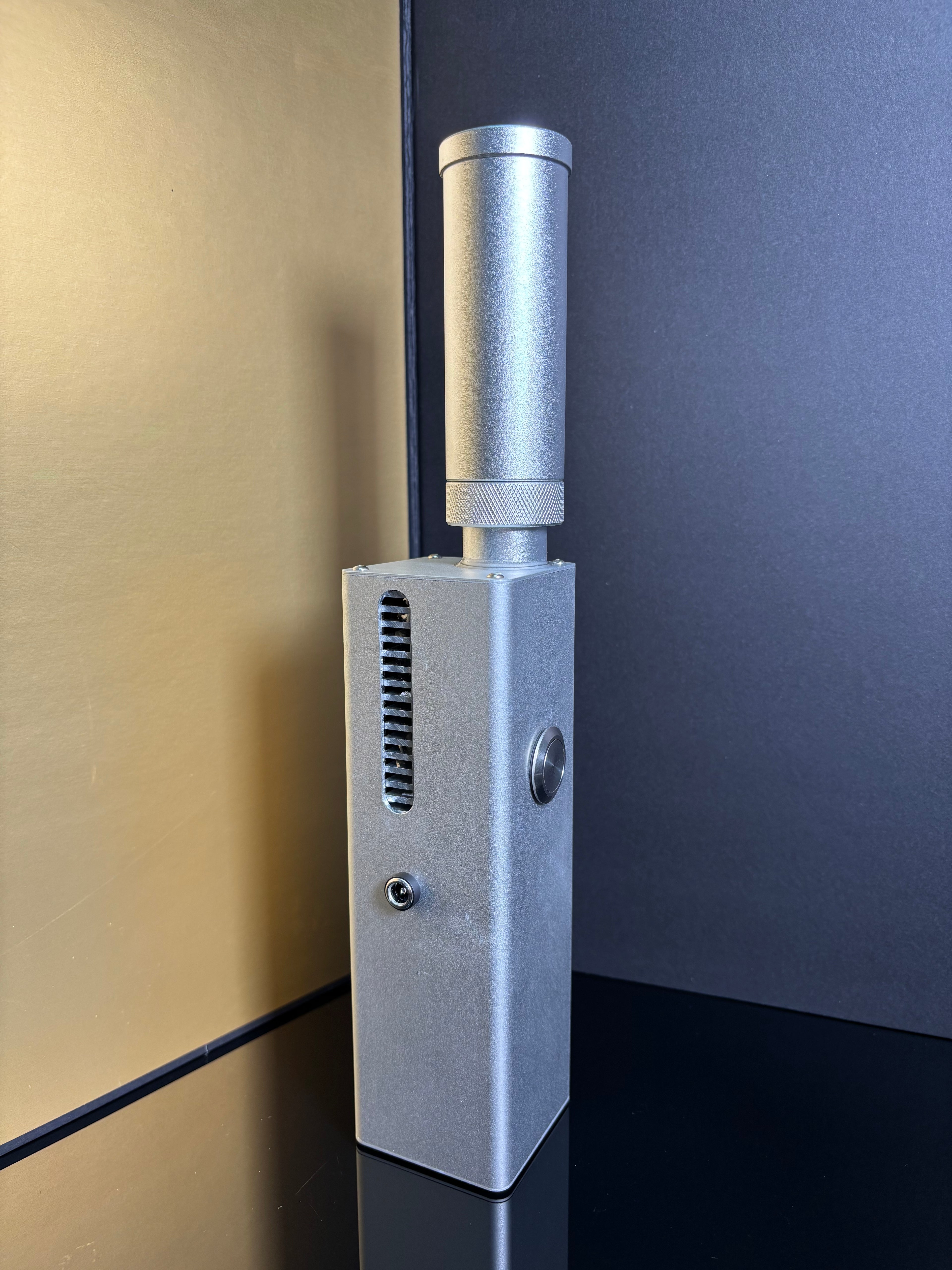 YZ130-02 DIY Laser Cannon. Handheld 130W (Battery DC 16.8V 5Ah; Wavelength 974). Range 15 m. Battery life 5 years, with fast charging.