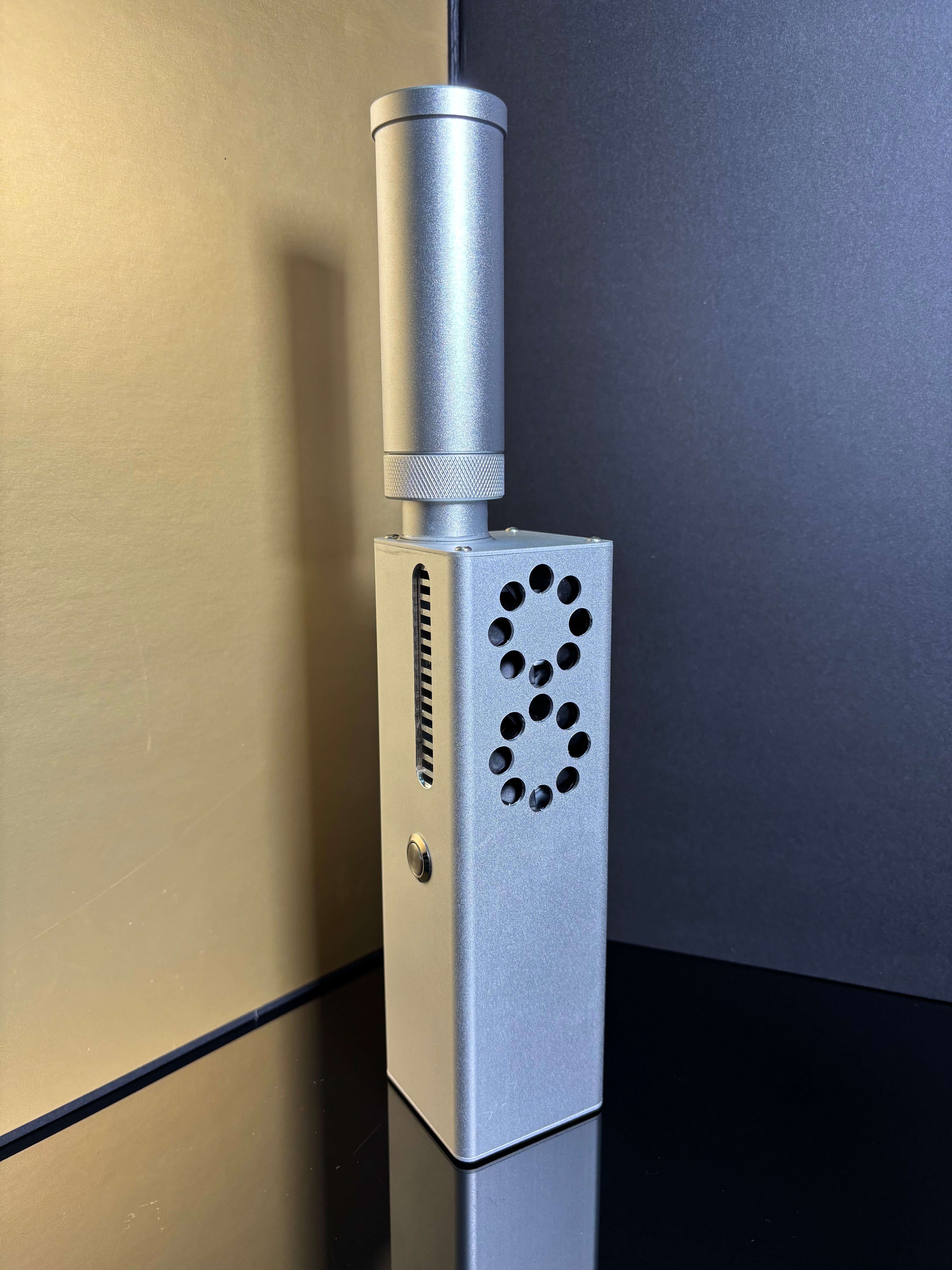 YZ130-02 DIY Laser Cannon. Handheld 130W (Battery DC 16.8V 5Ah; Wavelength 974). Range 15 m. Battery life 5 years, with fast charging.