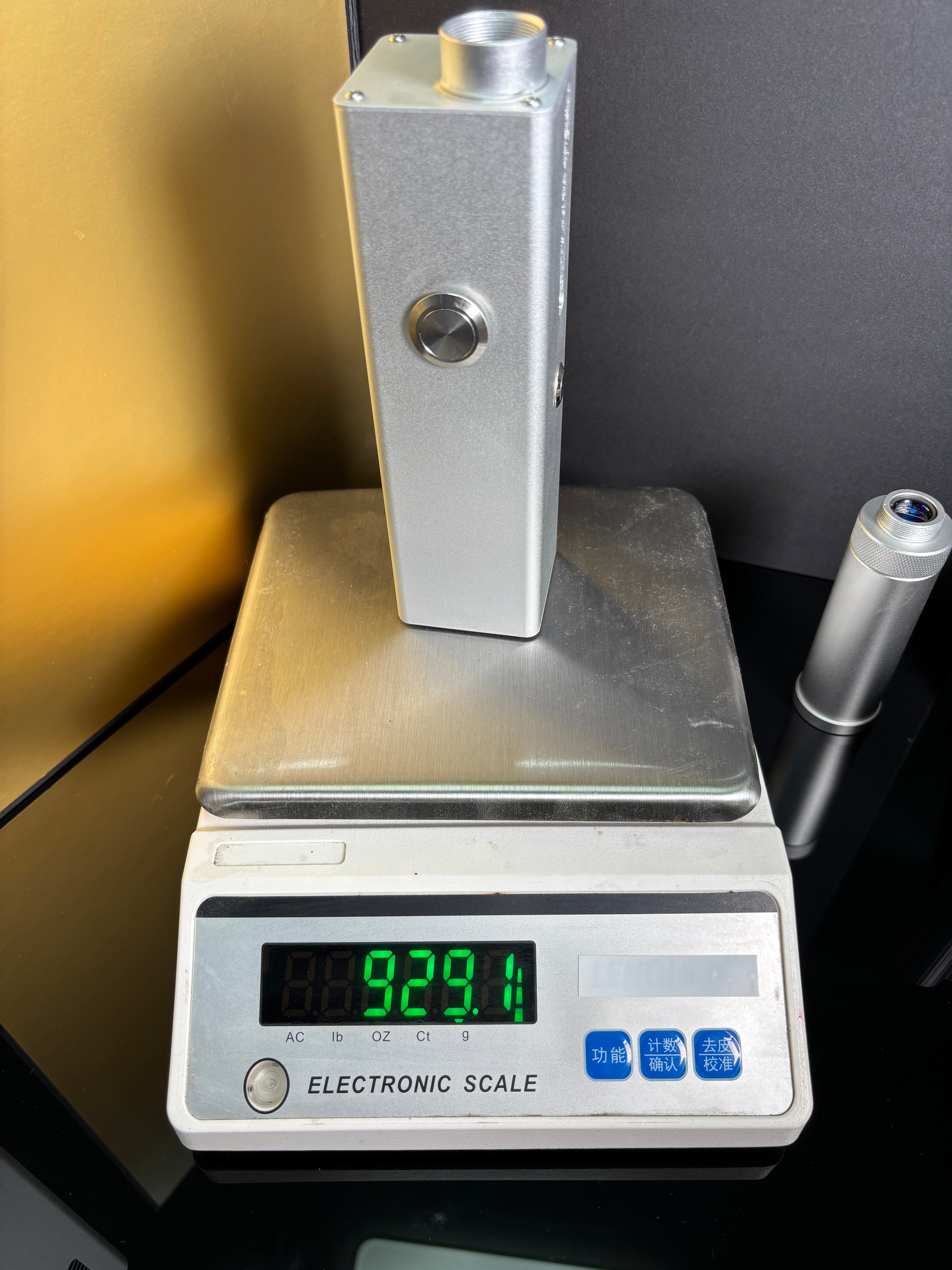 YZ130-02 DIY Laser Cannon. Handheld 130W (Battery DC 16.8V 5Ah; Wavelength 974). Range 15 m. Battery life 5 years, with fast charging.