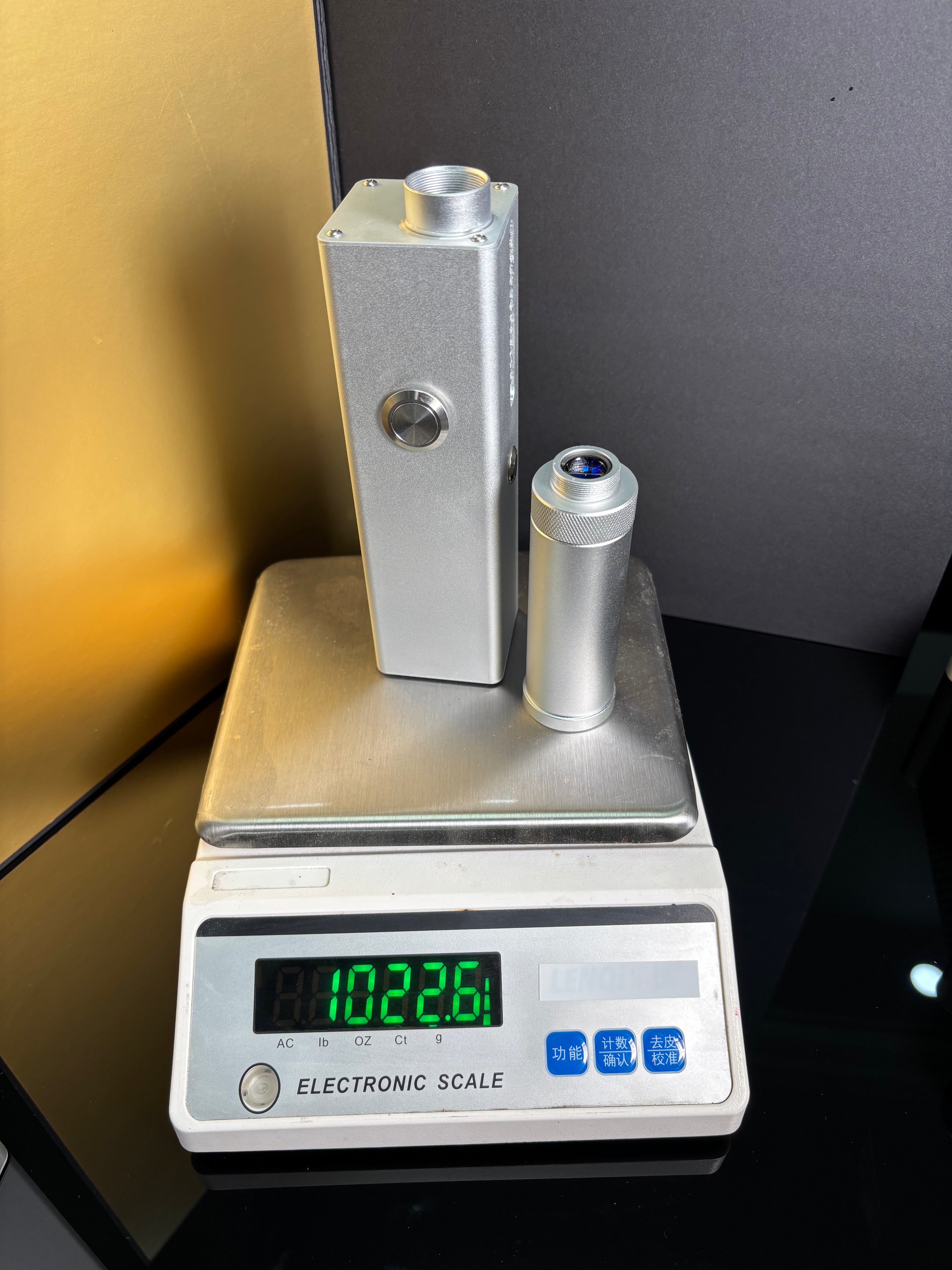 YZ130-02 DIY Laser Cannon. Handheld 130W (Battery DC 16.8V 5Ah; Wavelength 974). Range 15 m. Battery life 5 years, with fast charging.