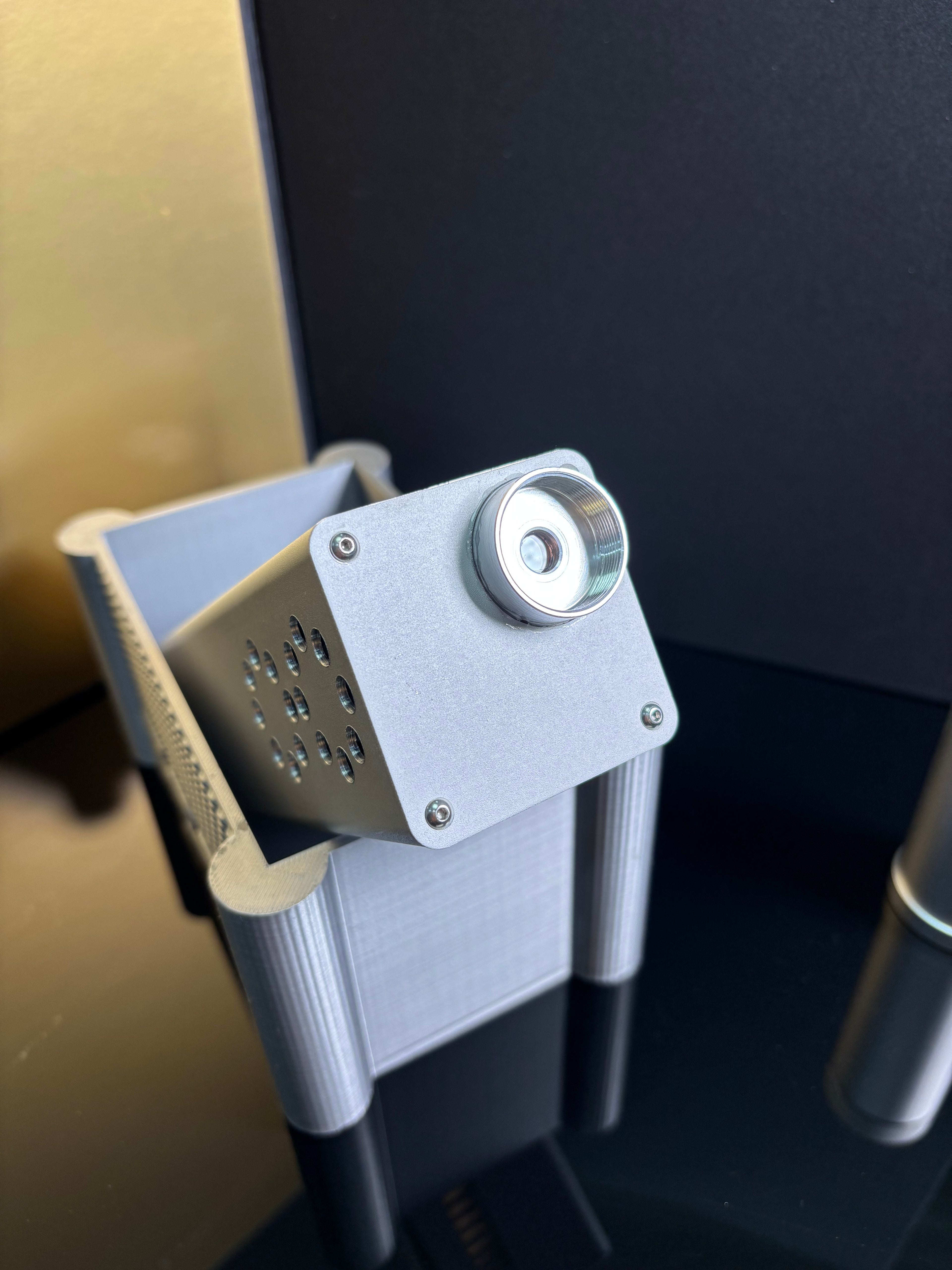 YZ120-01 DIY Laser Cannon 120W (Battery DC 14.8V 5Ah; Wavelength 1064). Range 5-10 meters. Battery life 5 years, with fast charging.