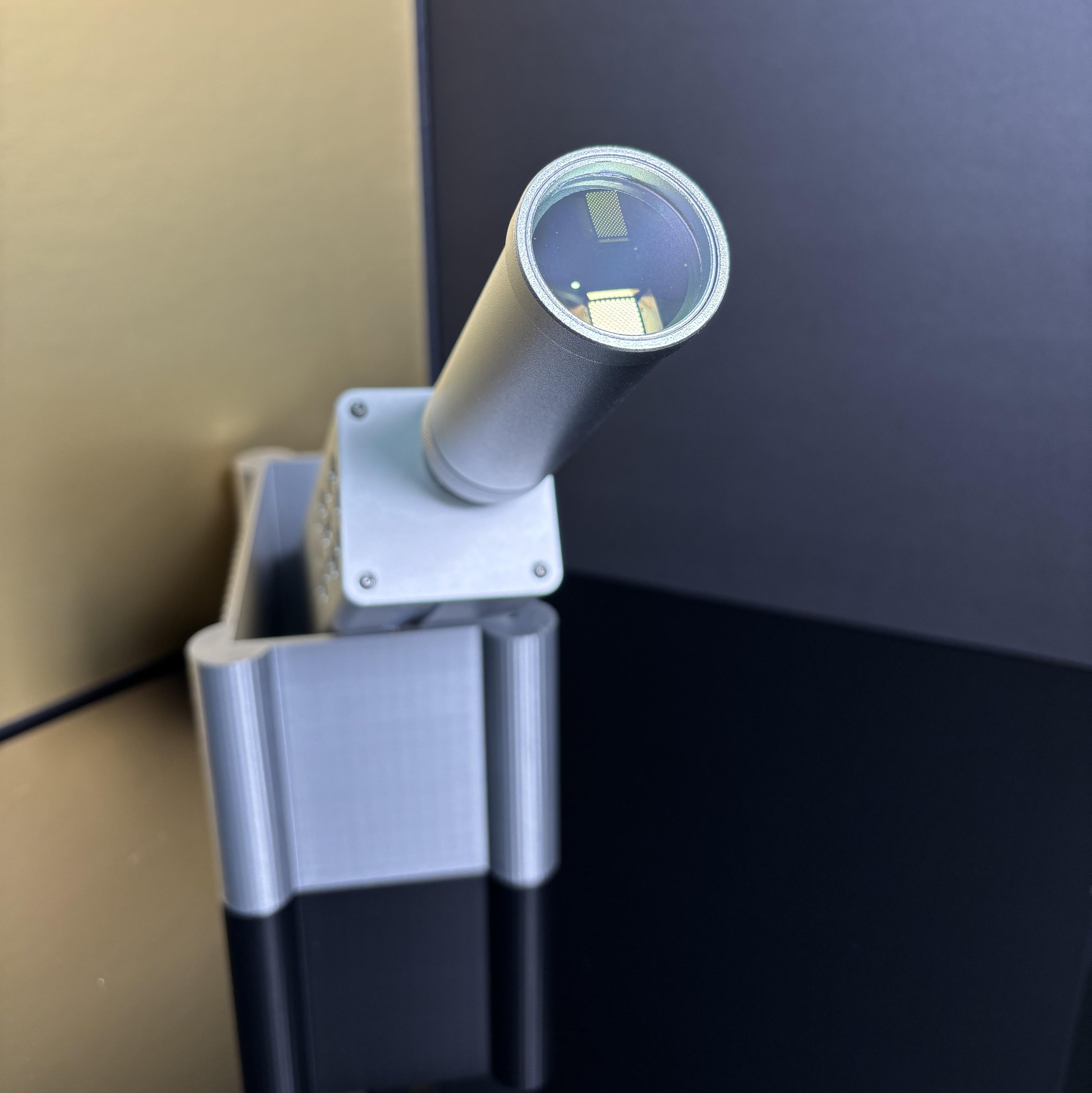 YZ130-02 DIY Laser Cannon. Handheld 130W (Battery DC 16.8V 5Ah; Wavelength 974). Range 15 m. Battery life 5 years, with fast charging.